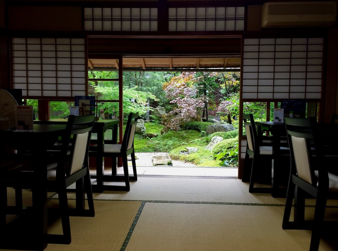 ホールスタッフ